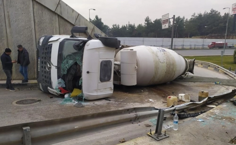 Gaziantep'te Virajı alamayan beton mikseri devrildi, sürücü yaralandı