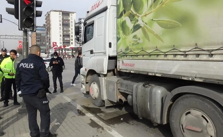 Dilenirken tırın altında kalan yaşlı kadın öldü