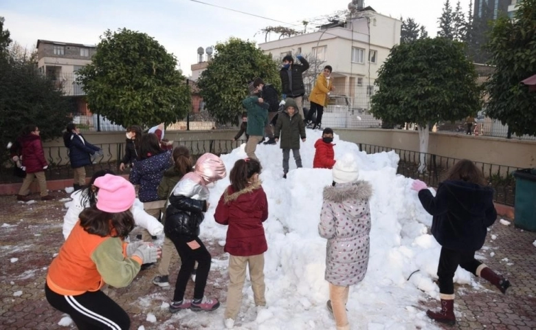 Kamyonla okul bahçesine taşınan kar, öğrencilerin neşe kaynağı oldu