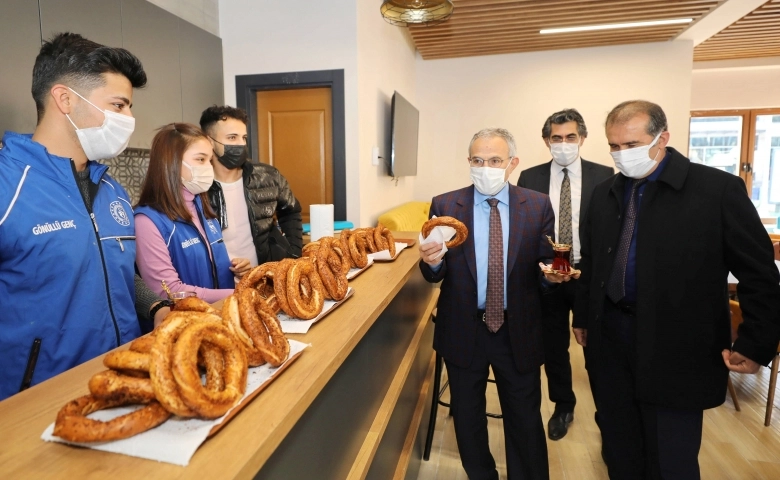 GAÜN Öğrencilerine ücretsiz çay simit