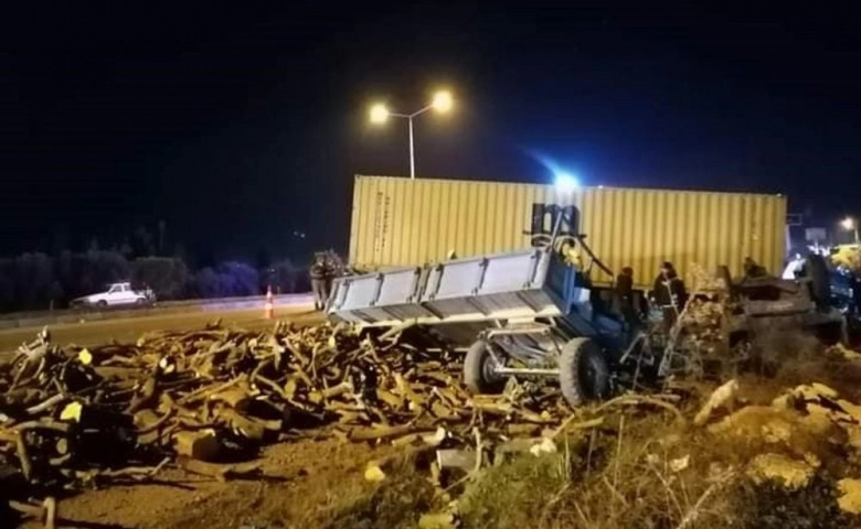 Hatay’da tır, traktöre çarptı, sıkışan sürücü kurtarıldı