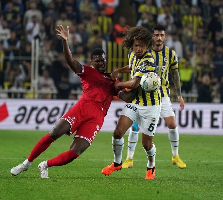 Antalyaspor’u 2-0 yenen Fenerbahçe'ye galibiyet yetmedi