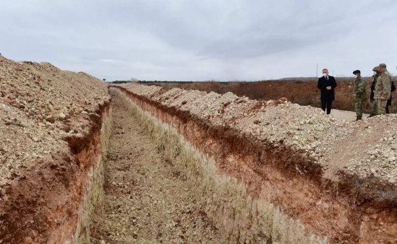 Gaziantep Suriye sınırında tedbirler arttırılarak hendekler kazılıyor