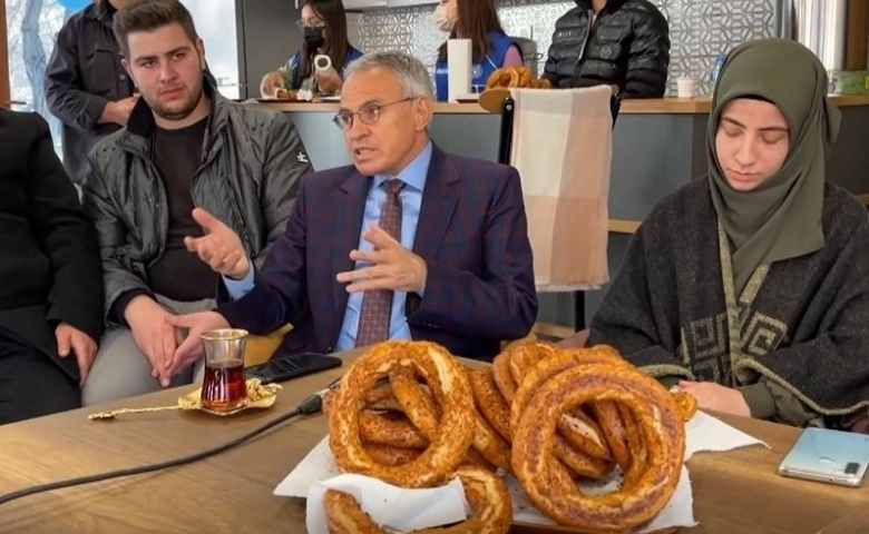 Gaziantep Üniversitesi kampüsünde öğrencilere ücretsiz çay-simit