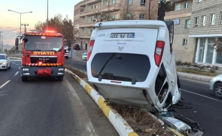 Mardin'de hafif ticari araç takla attı: 2 yaralı