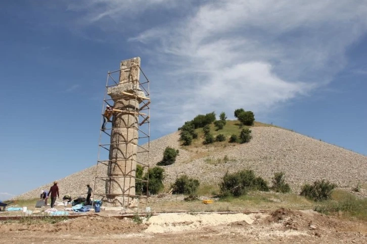 Adıyaman'da 2 bin 43 yıllık ‘tokalaşma’ sütunu yeniden ayağa kaldırıldı