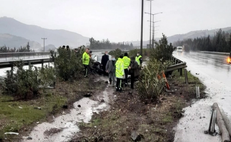 Osmaniye'de Yağmurlu havada kayan otomobil bariyerlere çarptı