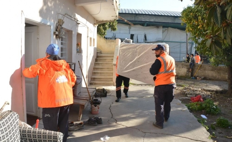 Mersin Büyükşehir Belediyesince,Tarsus'ta evi yanan 3 aileye eşya desteği