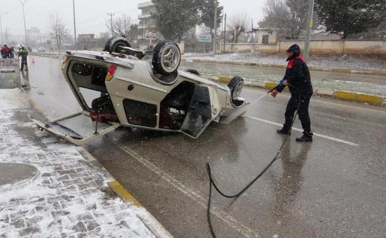 Adıyaman'da Takla atan otomobilini bırakıp kaçtı