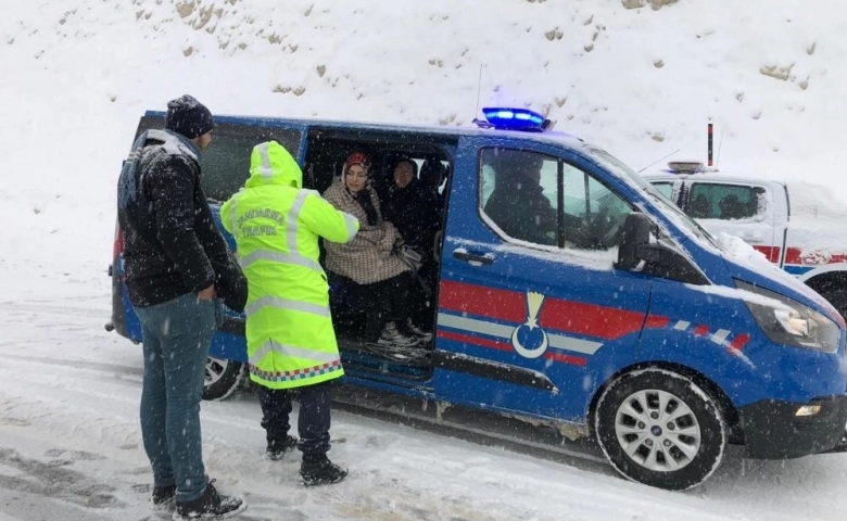 Kahramanmaraş'ta yolda kalan vatandaşlara yardım