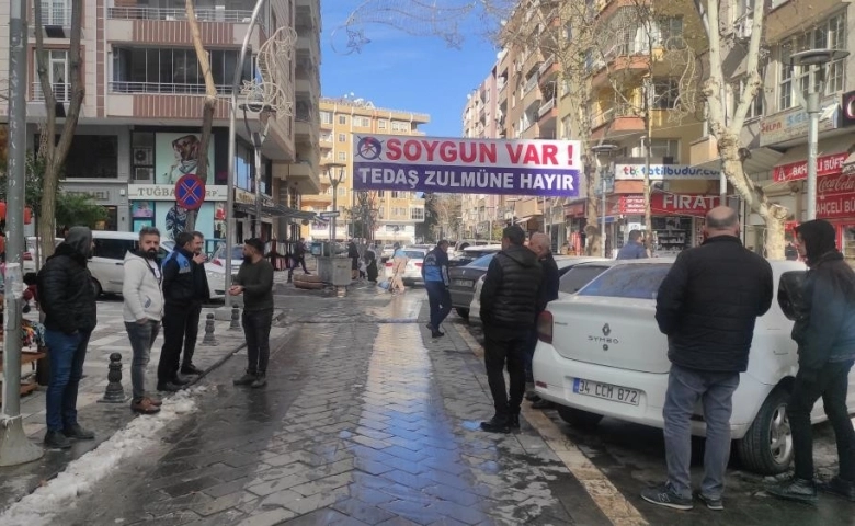 Şanlıurfa’da esnaf yüksek elektrik faturaları için DEDAŞ’ı protesto etti