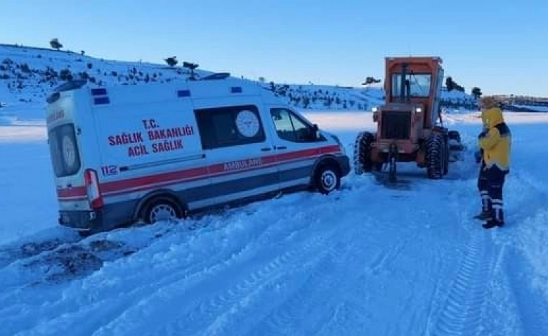 Kara saplanan ambulansı karla mücadele ekipleri kurtardı