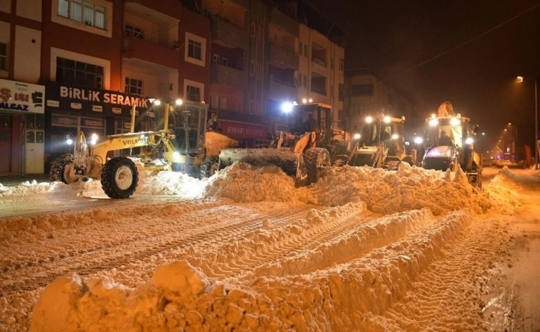 Caddelerden temizlenen karlar Ceyhan Nehri’ne can suyu oluyor