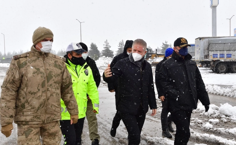 Araban’da giriş çıkışlar trafiğe kapandı, Nurdağı’nda yollar açıldı