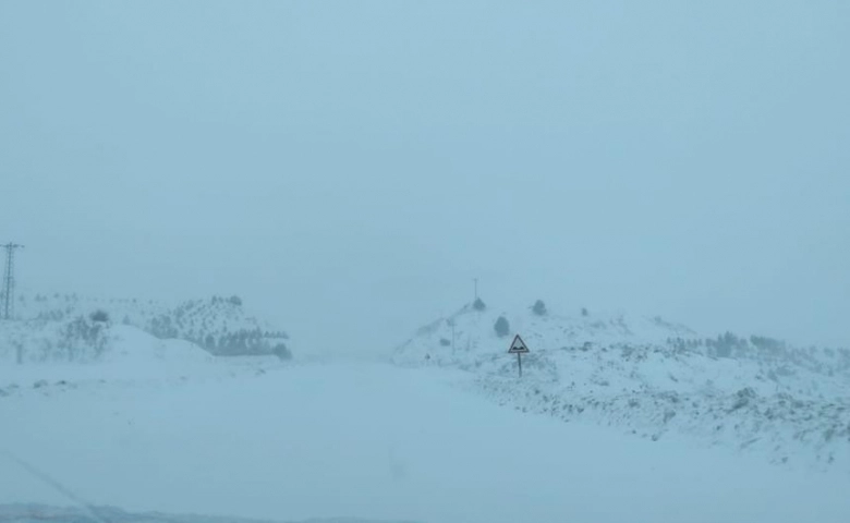 Adıyaman'da Kar yağışı ve tipi nedeniyle karayolları kapandı