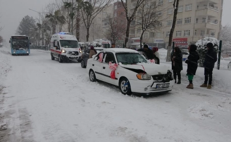 Adıyaman'da Gelin arabası karlı yolda kaza yaptı: 1 yaralı