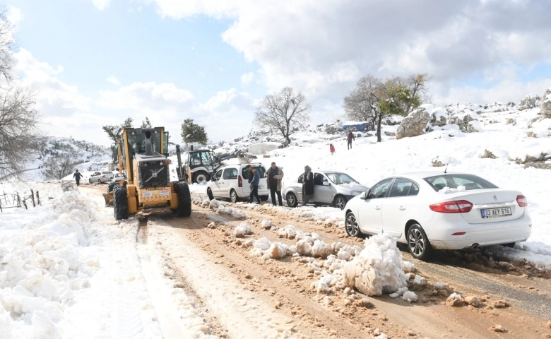 Yenişehir Belediyesi kırsalda kar temizliği yol açma çalışması yapıyor