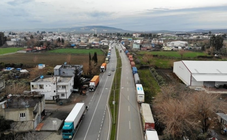 Osmaniye gişelerinde oluşan tır kuyruğu havadan görüntülendi