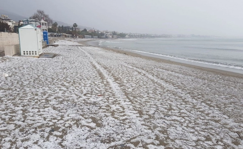 Alanya'ya 53 yıl aradan sonra kar yağdı