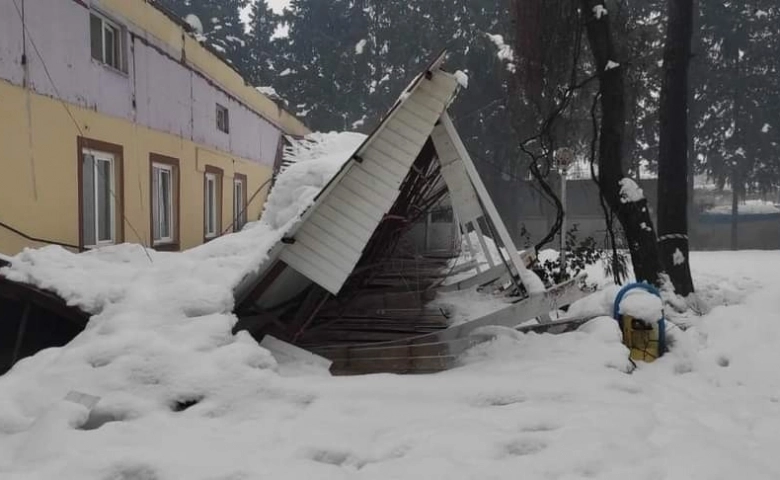 Kahramanmaraş'ta kar nedeniyle çatılar çöktü