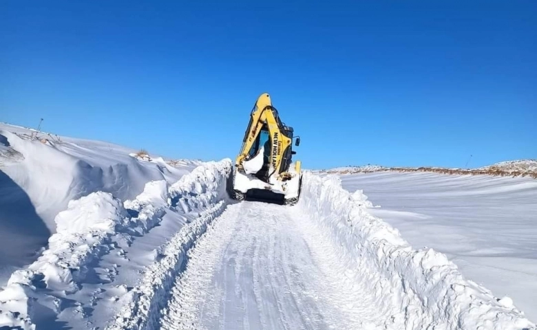 Mardin'de ekipler 3 metre kalınlığındaki karlı yolları ulaşıma açtı