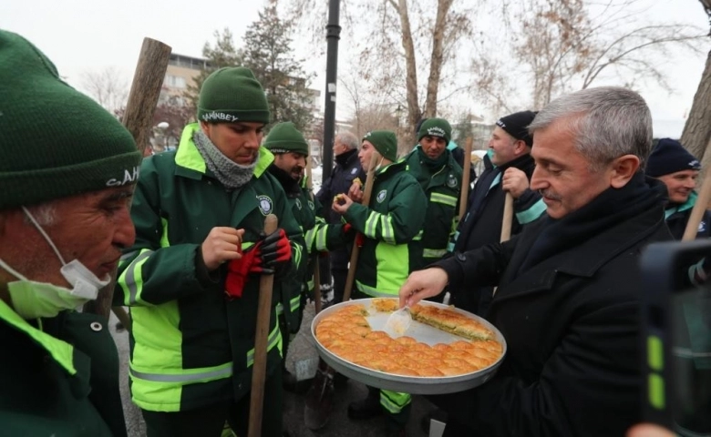 Kar temizleme çalışması yapan ekiplere baklava dopingi