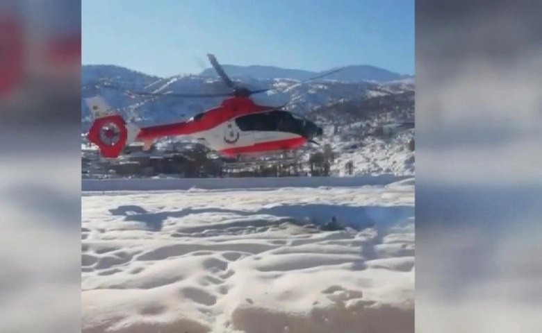 Adıyaman'da vatandaşlar ambulans helikopter için dumanla konum belirledi