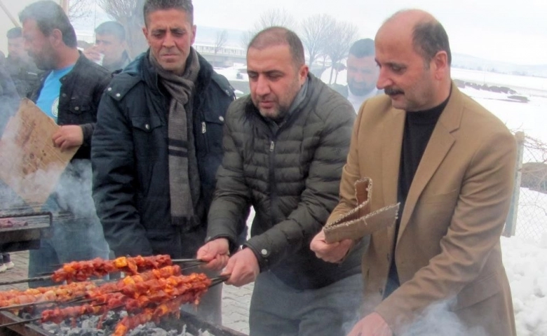 Başkan Doğru, kar temizleme çalışması yapan ekiplere kebap ikram etti