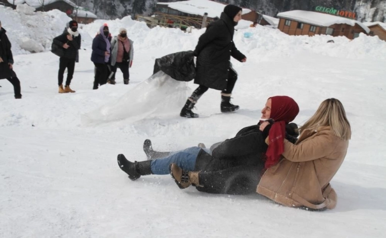 Ayder kar festivalinde şambrellerle kaymak yasaklandı