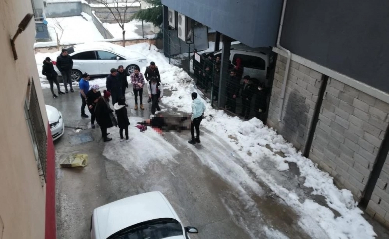 Gaziantep'te Beşinci kattan düşen genç kadın ağır yaralandı