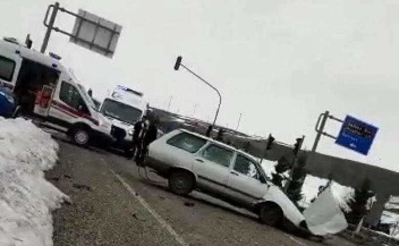 Adıyaman'da Otomobil ile hafif ticari araç çarpıştı: 4 yaralı