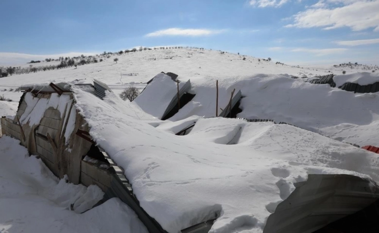 Büyükşehirden, kar yağışında mağdur olan çiftçilere destek