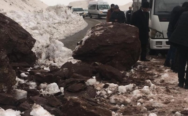 Adıyaman'da Heyelan yolu trafiğe kapattı