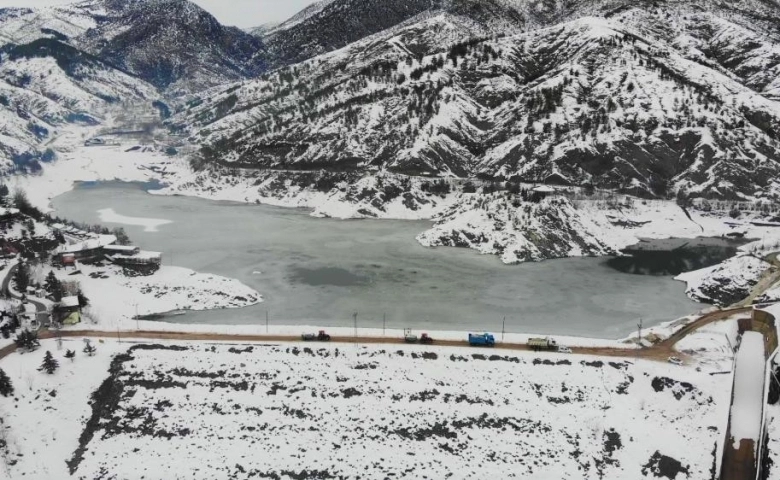 Amasya'da Sokaklardaki karları toplayıp baraj gölüne taşıdılar