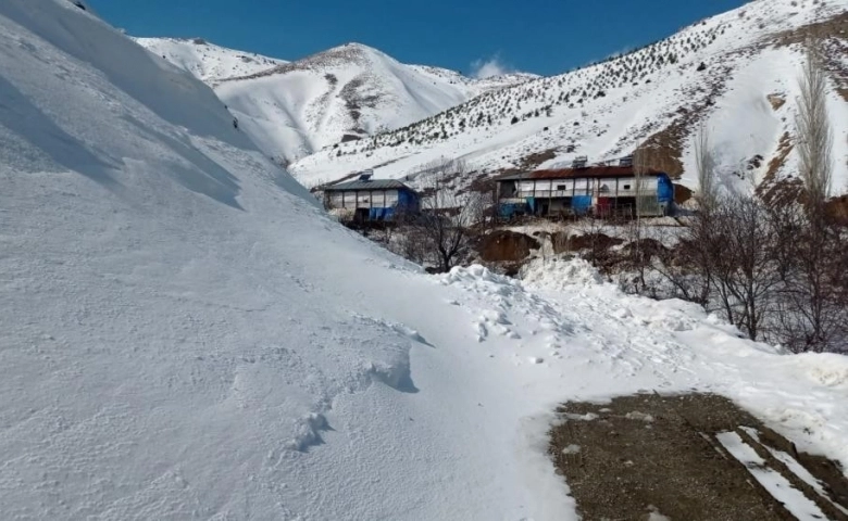 Kahramanmaraş'ta köy yoluna çığ düştü