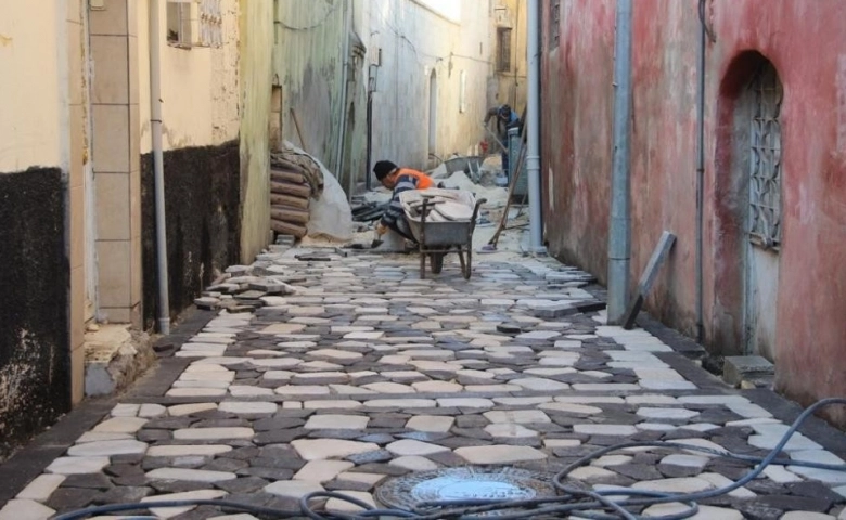 Kilis'in tarihi dar sokakları bazalt taşı döşeniyor