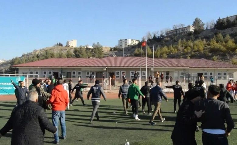  Adıyaman'da Maç sonrası yeşil saha karıştı