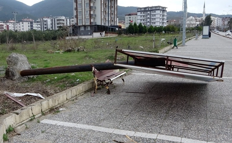 Osmaniye’de ağaçlar devrildi, çatılar uçtu