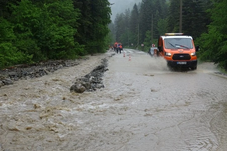 Bolu'da sel felaketi dereler taştı yollarda göçükler oluştu