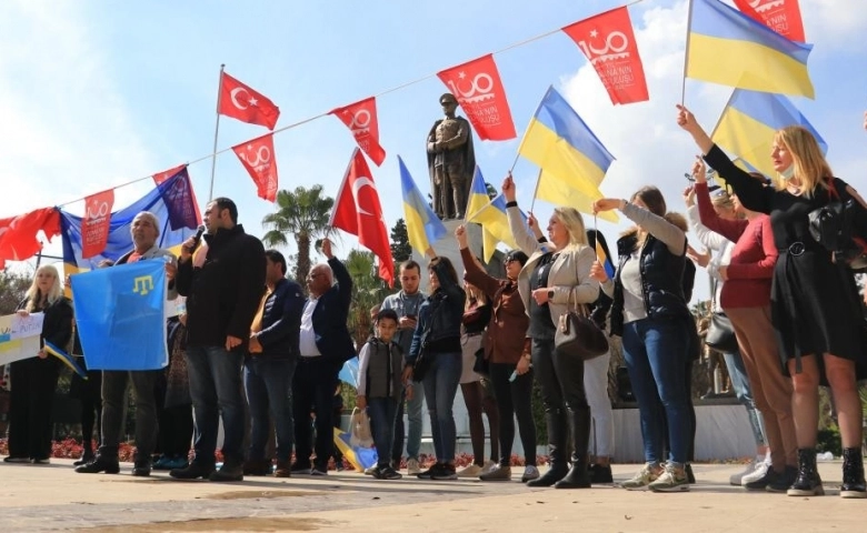 Adana'da Ukraynalılar gözyaşlarıyla Rusya’yı protesto etti