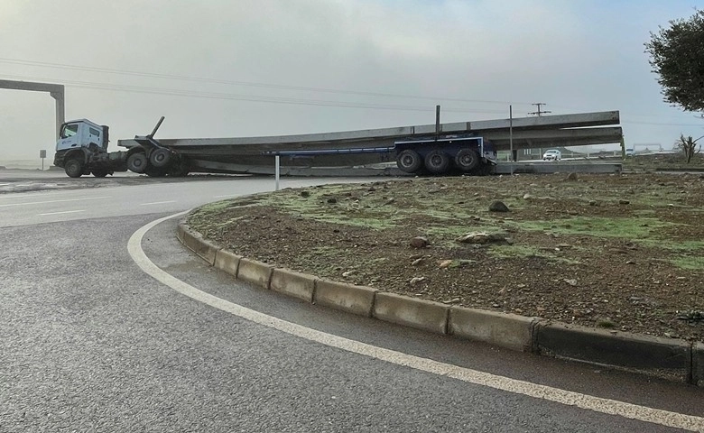 İslahiye'de beton blok yüklü tır devrildi