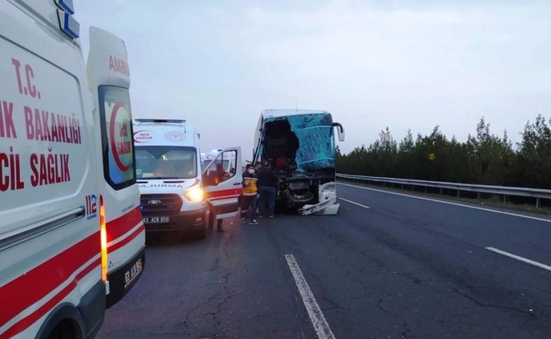 Şanlıurfa’da yolcu otobüsü tırla çarpıştı: 10 yaralı