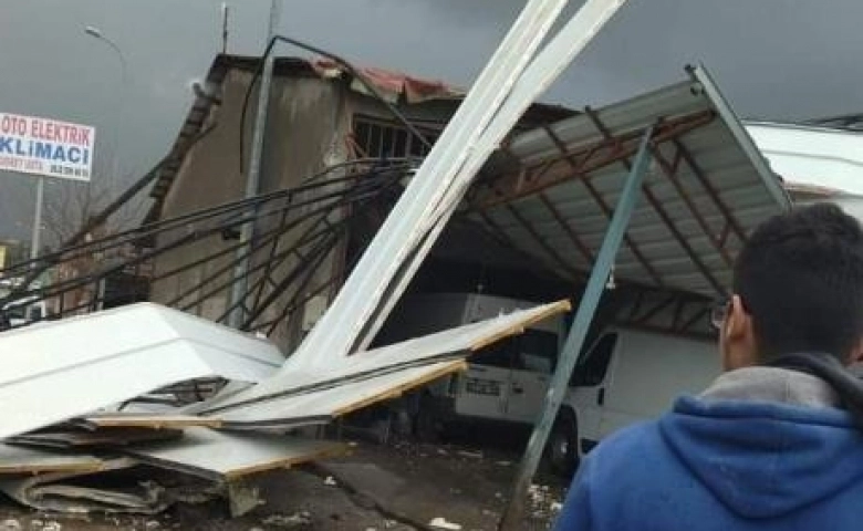 Gaziantep'te Fırtına çatıları uçurdu