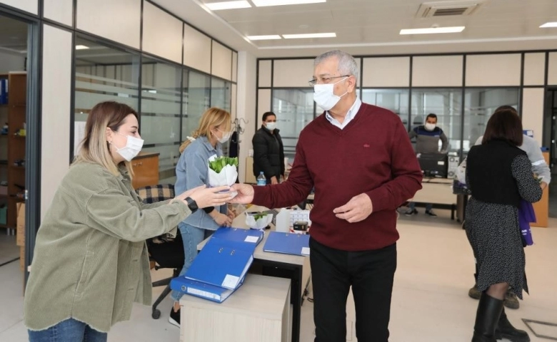 Mezitli Belediye Başkanı Tarhan’dan kadınlara çiçek