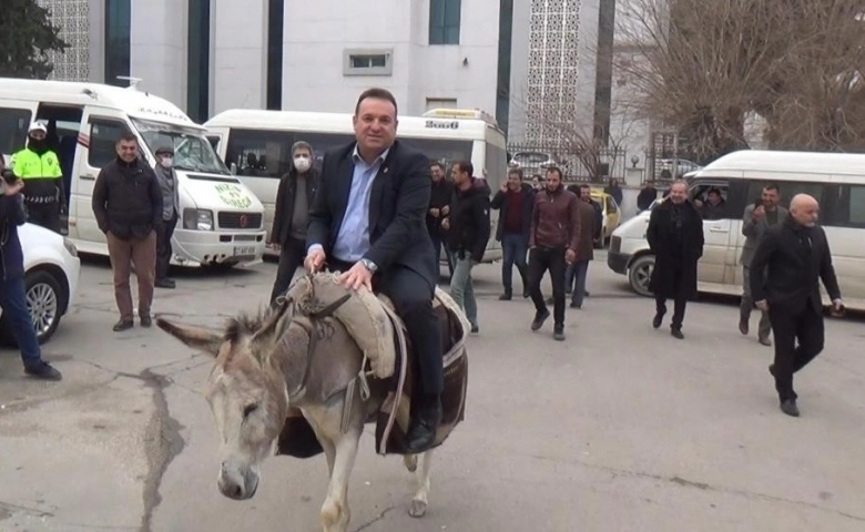 Eşekli protesto, başkanın sırtüstü yere düşmesi ile sona erdi