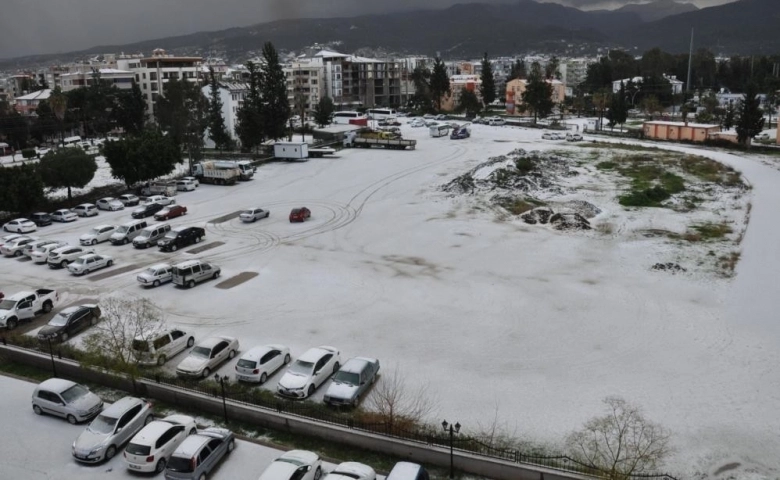 Hatay'ın Dörtyol ilçesinde dolu yağışı ilçeyi beyaz bürüdü