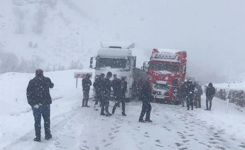 Adıyaman'da Araçlar karlı yolda mahsur kaldı