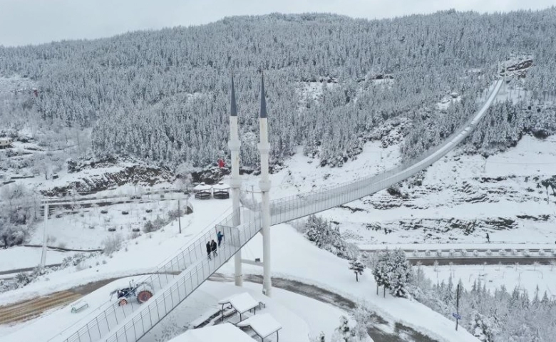 Kahramanmaraş'ta kar nedeniyle  asma köprü çöktü