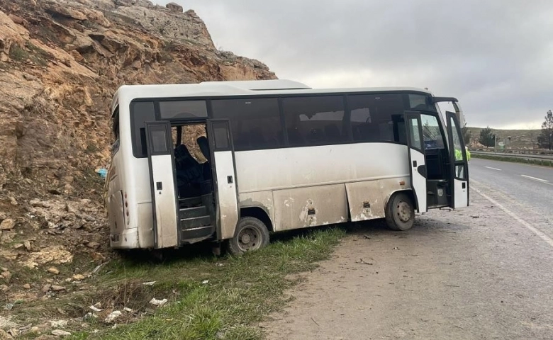 Şanlıurfa'da işçi servisi devrildi: 20 yaralı