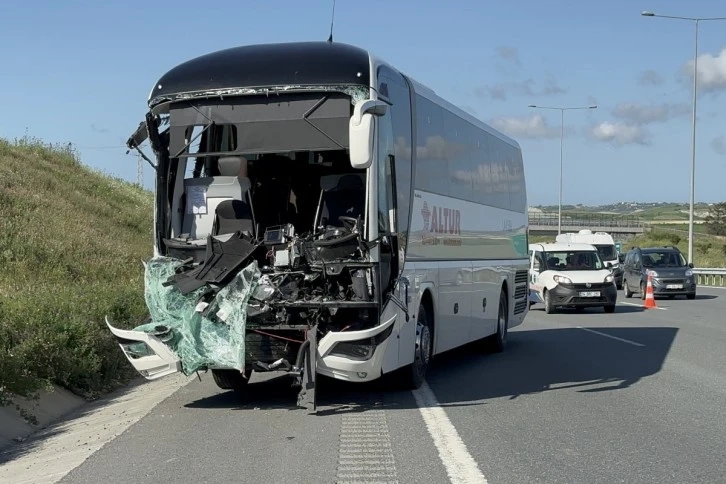 Türk Hava Yollarına ait personel servis otobüsü kaza yaptı 20 yaralı var